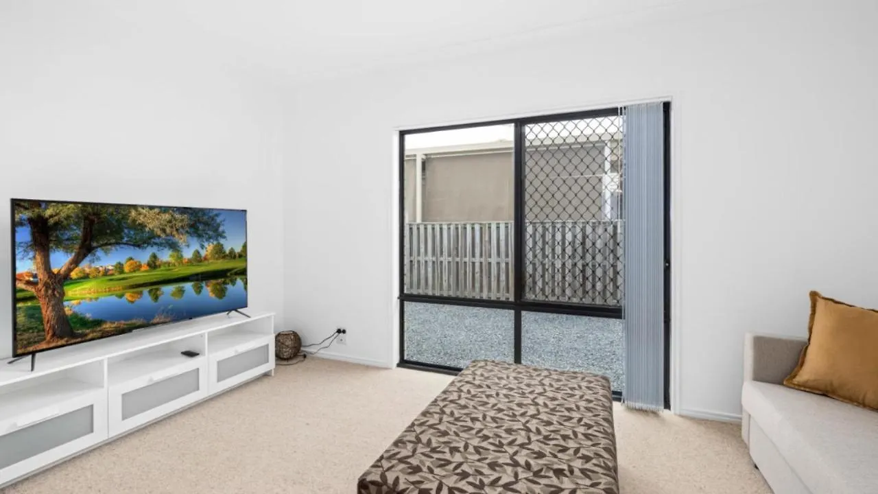 Tranquil Canal Front Holiday House Banksia Beach