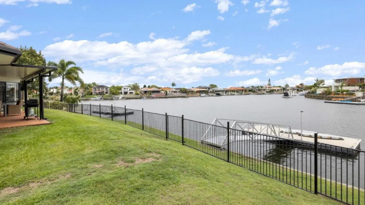 Tranquil Canal Front Holiday House Banksia Beach Ferienhaus